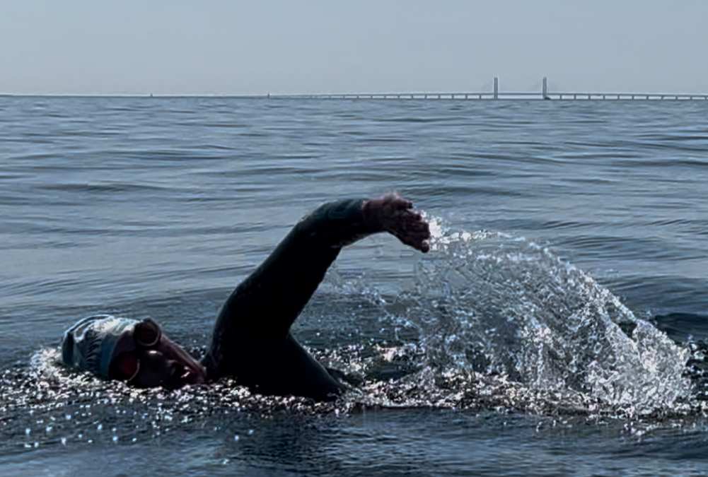 alison summerfield swimming in relay race
