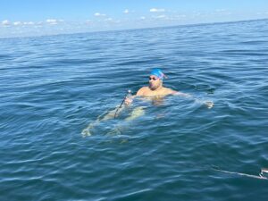 Aryan Dadiala feeds during Øresund swim event